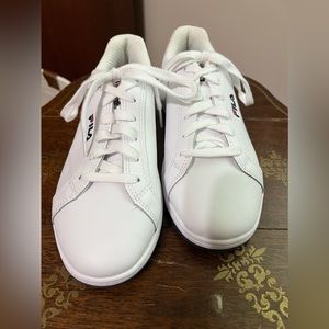 NWOT white Fila tennis shoes